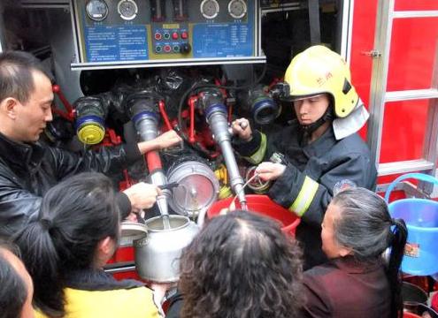 消防隊(duì)給西固蘭玻西社區(qū)居民送來水，市民排隊(duì)取水